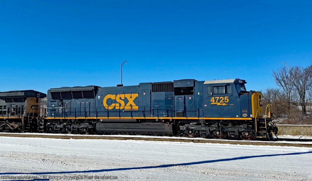 CSX 4725 leads B773.